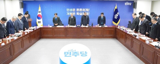 김영록 전라남도지사가 27일 서울 국회의원회관에서 열린 광주·전남 행정통합 특별법 검토 제4차 간담회에 앞서 참석자들과 이해찬 전 총리의 별세를 애도하며 묵념하고 있다.