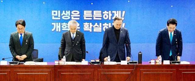 강기정 광주광역시장이 27일 국회의원회관에서 열린 ‘광주전남 통합 특별법 검토 시도지사-국회의원 4차 조찬간담회’에 앞서 이해찬 전 국무총리를 추모하며 묵념을 하고 있다./광주광역시 제공