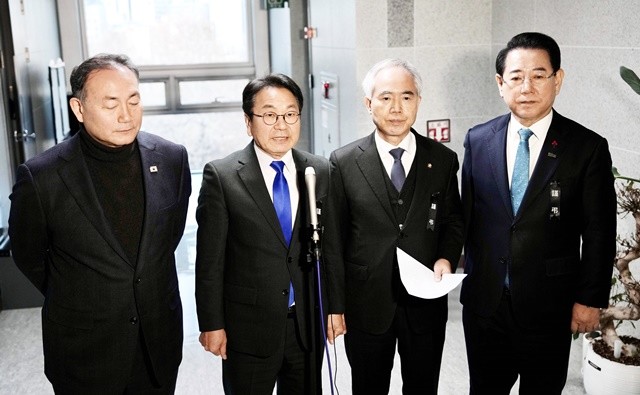 강기정 광주광역시장이 27일 국회의원회관에서 열린 ‘광주전남 통합 특별법 검토 시도지사-국회의원 4차 조찬간담회’를 마치고 특별시 명칭과 주소지에 대한 결정사항을 발표하고 있다. (왼쪽부터 김원이 민주당 전남도당 위원장, 강기정 광주시장, 양부남 민주당 광주시당 위원장, 김영록 전남지사)/광주광역시 제공