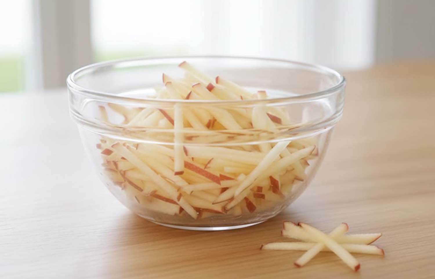 채 썬 사과. AI 툴로 만든 사진.