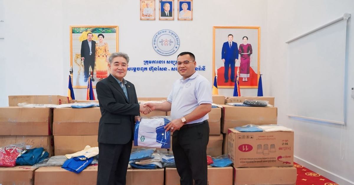 25년 8월 태국과의 분쟁지역 군 장병을 위해 김진욱 이사장(왼쪽)이 캄보디아 삼덕 훈센~삼덕 분라니 자선봉사단 땀 뚜 단장에게 후원 물품을 전달하고 있다.