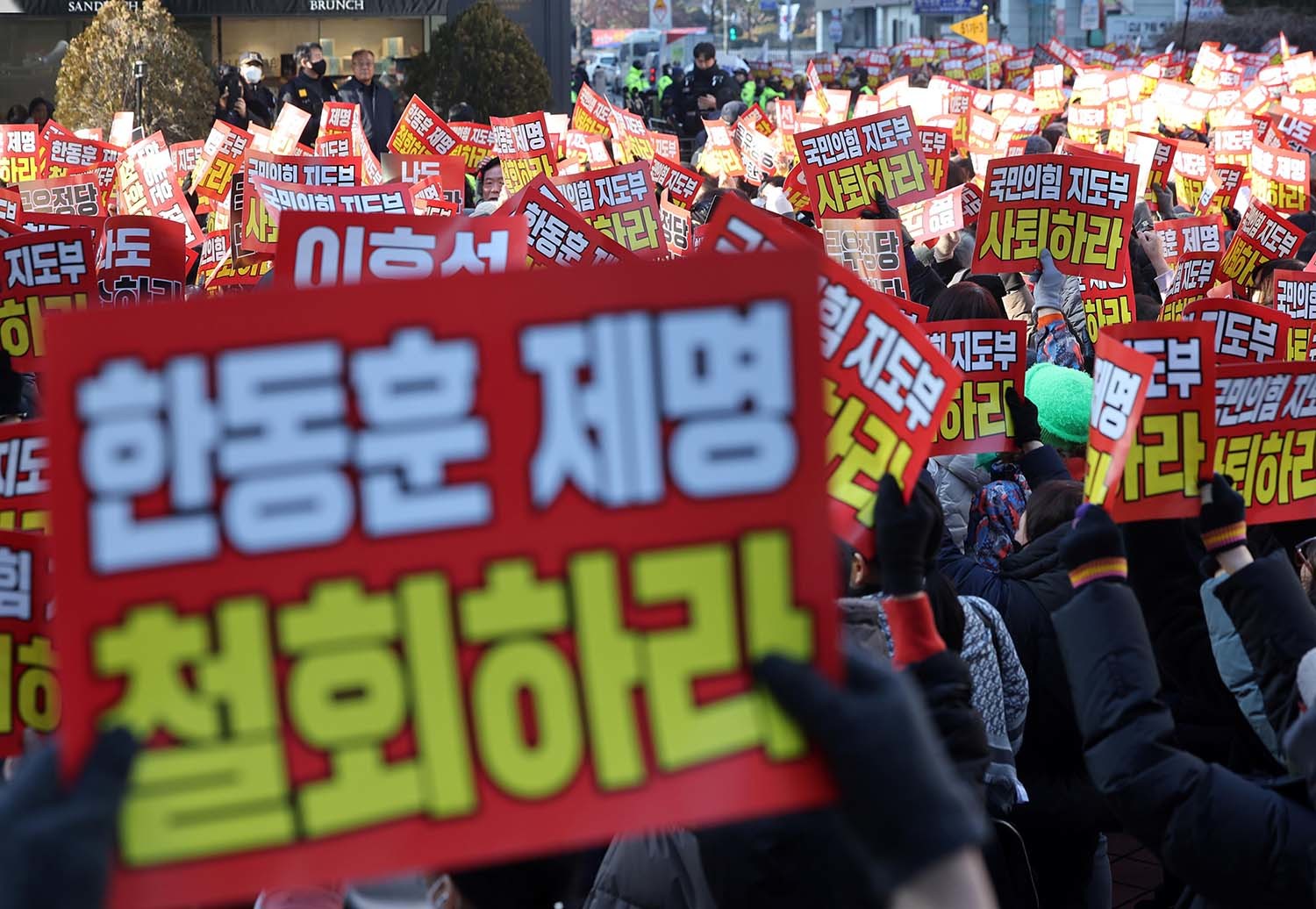 한동훈 전 국민의힘 대표 지지자들이 17일 오후 서울 영등포구 여의도 국민의힘 당사 앞에서 한 전 대표 제명 철회를 촉구하고 있다.  / 뉴스1