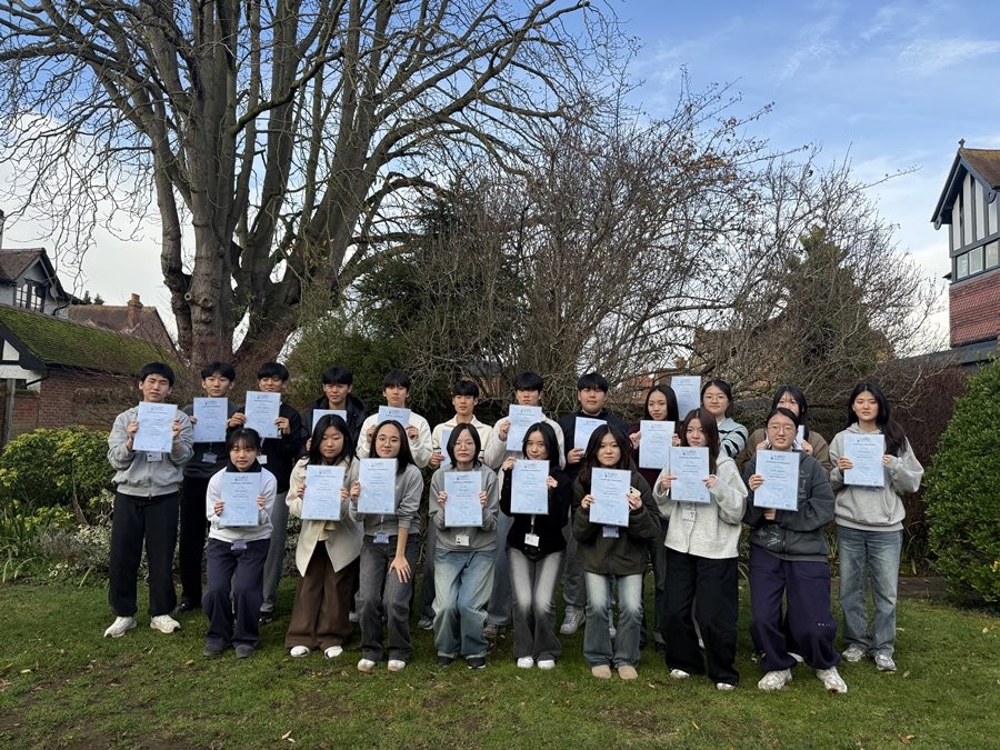 영국 옥스퍼드에서 열린 달성교육재단 영어방학캠프에 참가한 대구 달성군 고교생들이 교육을 마친 뒤 수료증을 들고 기념촬영을 하고 있다. / 대구 달성교육재단 제공