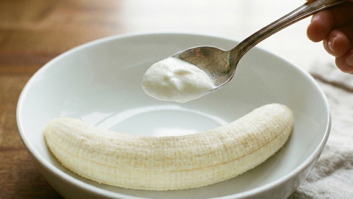 바나나에 그릭요거트를 올리는 모습 / 기사 내용을 바탕으로 제작한 AI 이미지