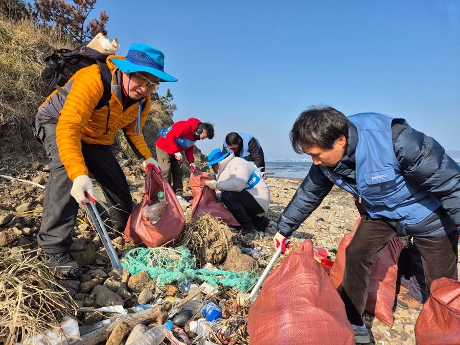 17일 포스코 포항제철소 해양환경지킴이봉사단이 포항 이가리 해변가에서 환경 정화 활동을 하고 있다 / 포스코