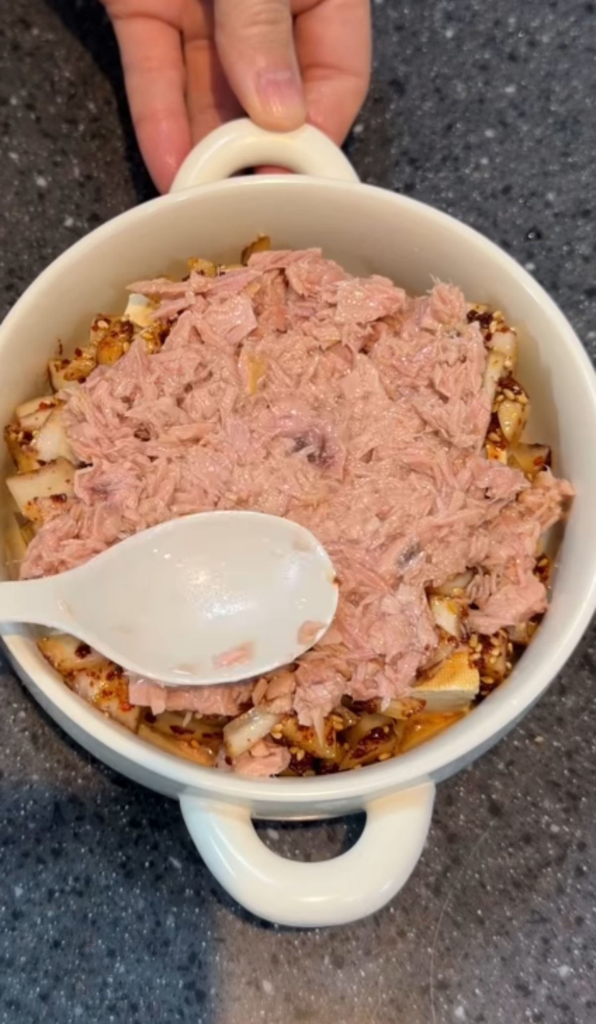 두부 위에 참치를 올리는 모습 / 인스타그램 '이지테이블'