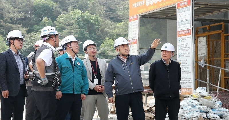 지난해 5월 서구 관계자들이 월평한화포레나 건설 현장을 점검하고 있다. / 사진=대전 서구