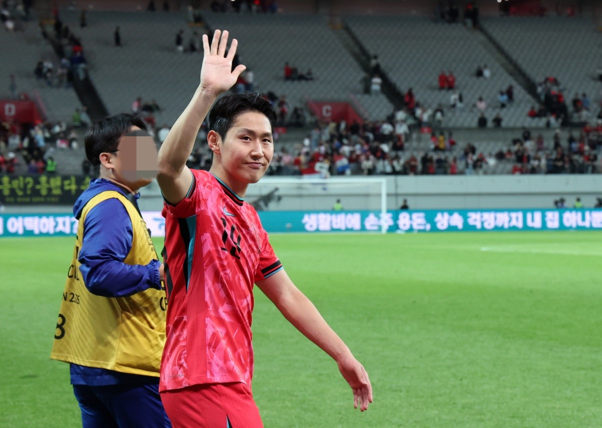 지난해 10월 14일 서울 마포구 서울월드컵경기장에서 열린 한국과 파라과이 축구 대표팀의 친선경기에서 2-0으로 승리한 한국 이강인이 관중을 향해 인사하고 있다.  / 연합뉴스