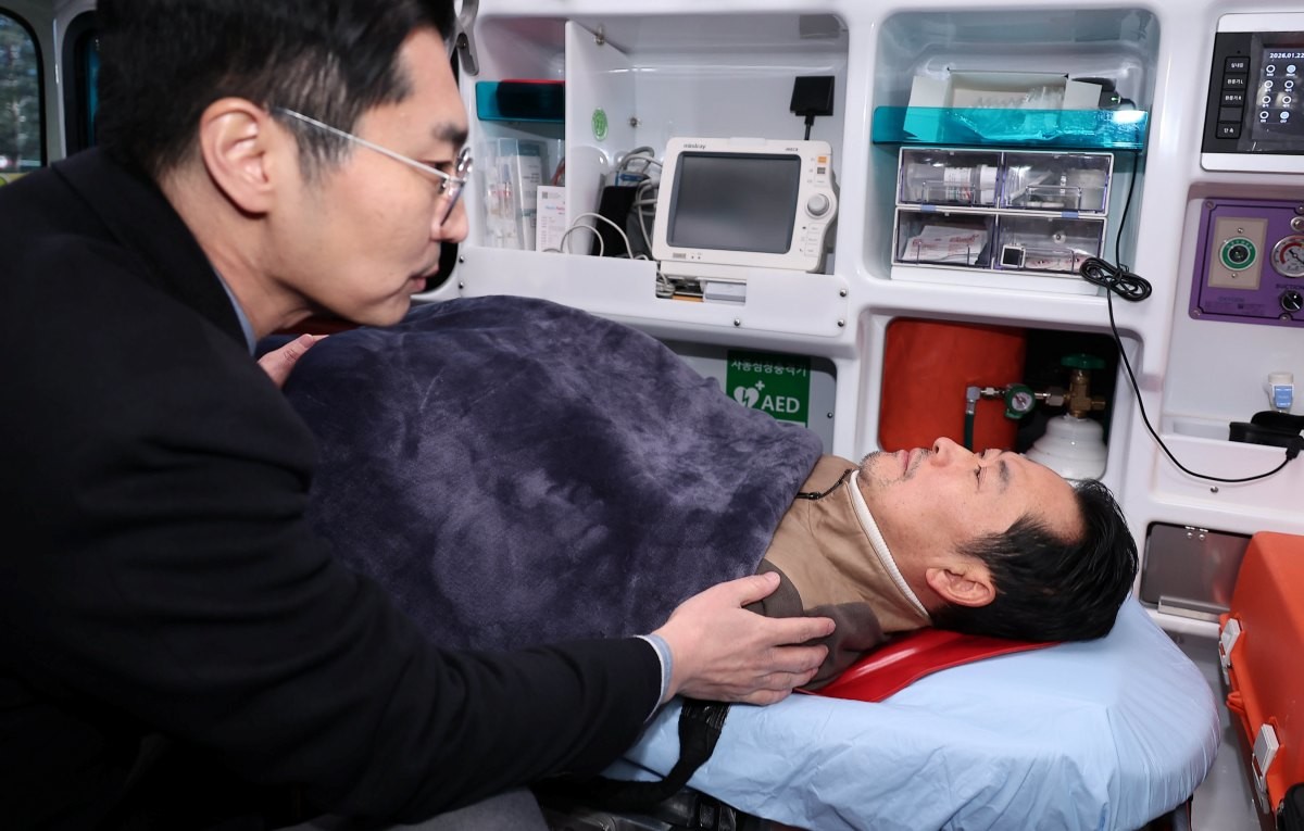 '통일교·공천헌금' 쌍특검법 수용을 촉구하며 단식을 시작한 장동혁 국민의힘 대표가 지난 22일 단식 8일 만에 박근혜 전 대통령의 단식 중단 권고를 받아들여 병원으로 이송되고 있는 모습. / 뉴스1