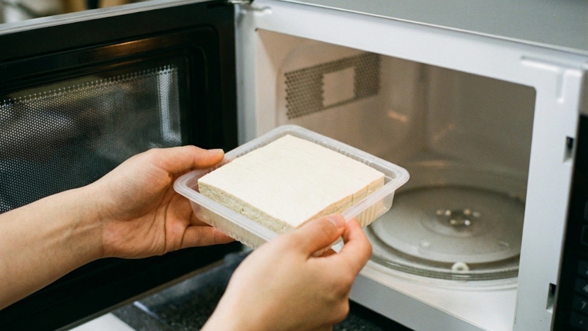 전자레인지에 두부를 넣는 모습 / 기사 내용을 바탕으로 제작한 AI 이미지