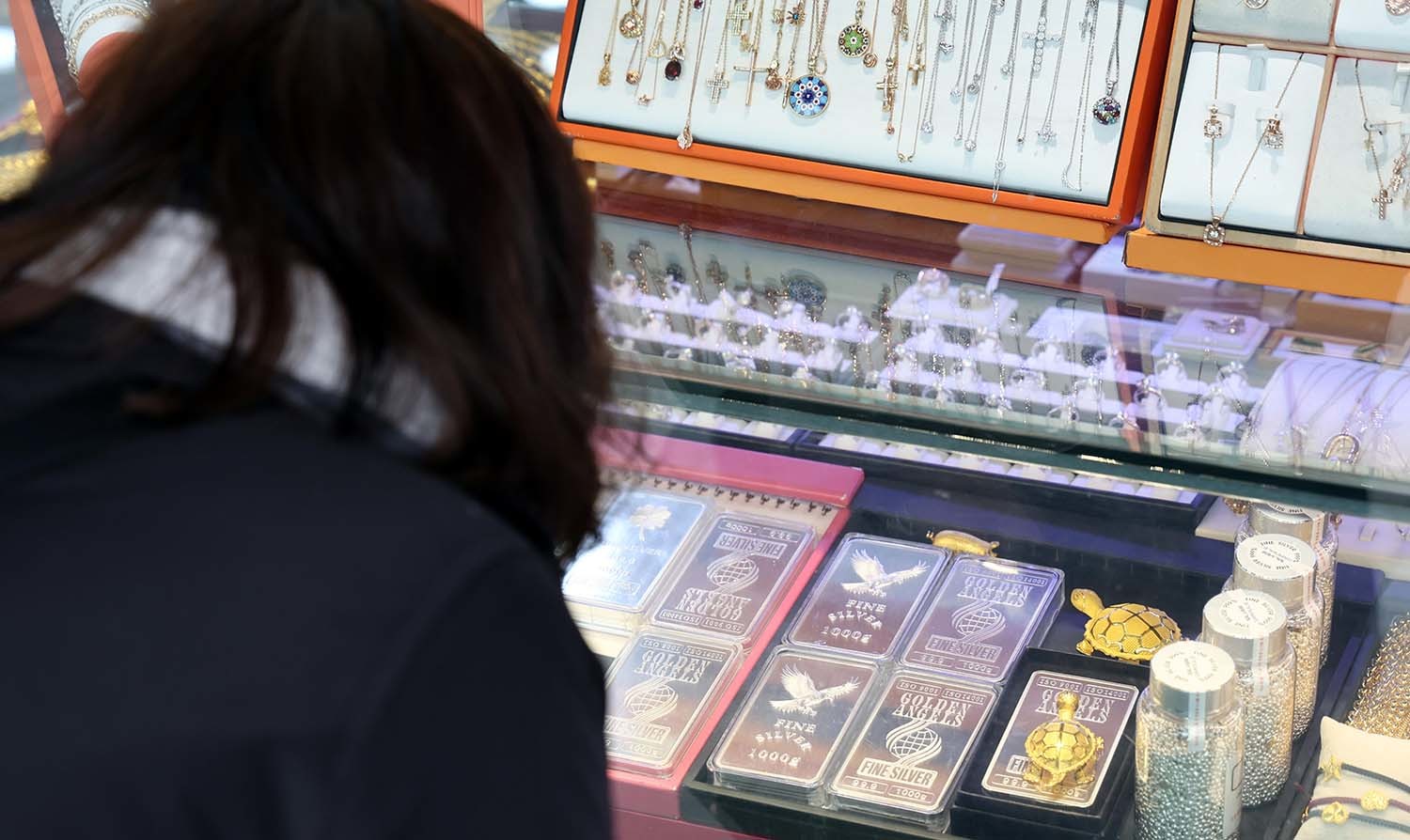 국제 금값이 사상 처음으로 온스당 5000달러를 돌파한 26일 서울 종로구 한 금은방에서 한 손님이 금·은 제품을 살펴보고 있다. / 뉴스1