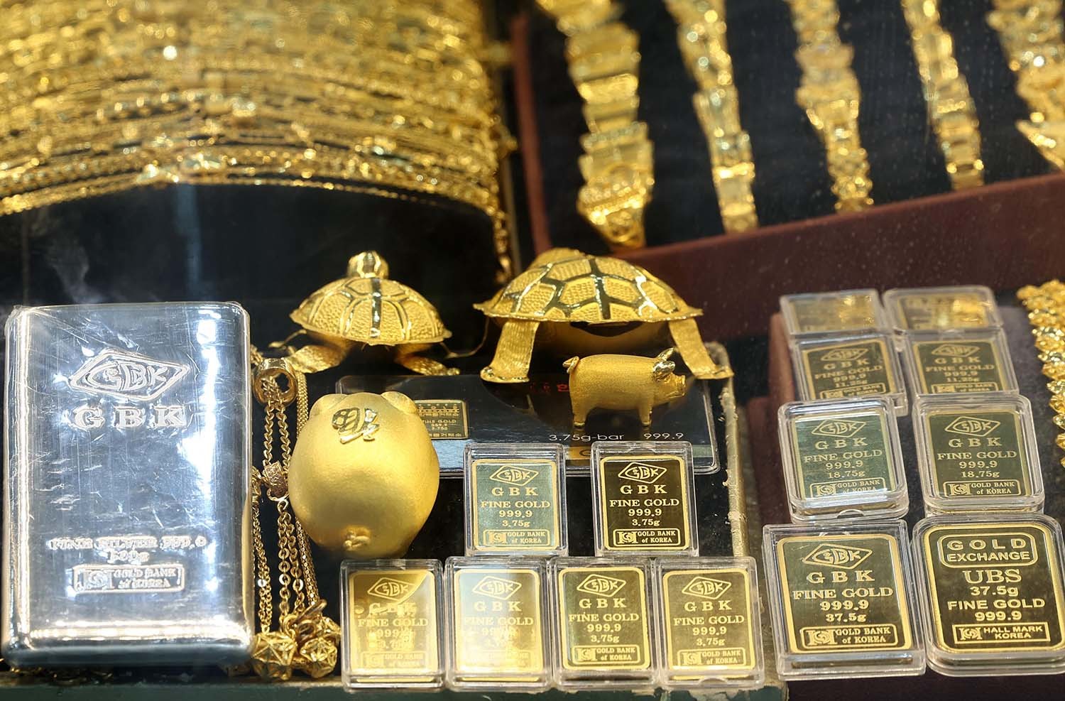 국제 금값이 사상 처음으로 온스당 5000달러를 돌파한 26일 서울 종로구 한 금은방에 금 제품이 진열되어 있다. / 뉴스1