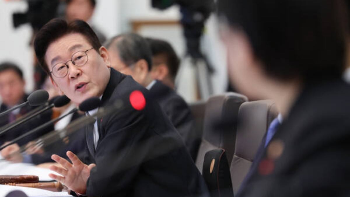 이재명 대통령이 27일 청와대에서 열린 국무회의에서 정은경 보건복지부 장관과 대화하고 있다. / 연합뉴스