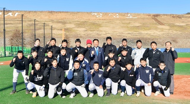 김한종 장성군수가 27일 원주고 야구 선수단이 동계 전지훈련 중인 장성호 체육공원을 찾았다. 장성군 제공