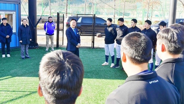 27일 원주고 야구 선수단이 전지훈련 중인 장성호 체육공원을 찾은 김한종 군수가 선수들과 인사를 나누고 있다. 장성군 제공