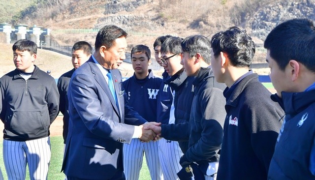 27일 원주고 야구 선수단이 전지훈련 중인 장성호 체육공원을 찾은 김한종 군수가 선수들과 인사를 나누고 있다.