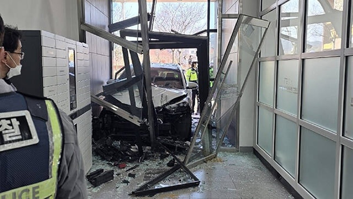 경북 김천의 도서관에서 발생한 차량 돌진 사고 / 경북소방본부 제공