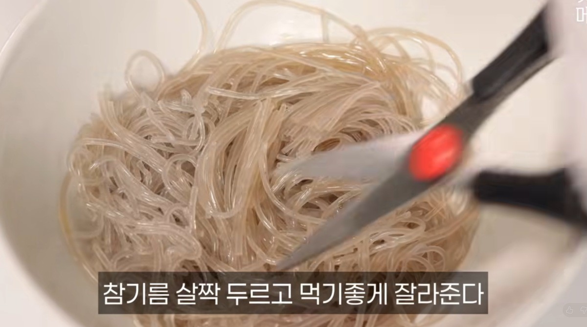 당면을 자르는 모습 / 유튜브 '맛난메뉴'