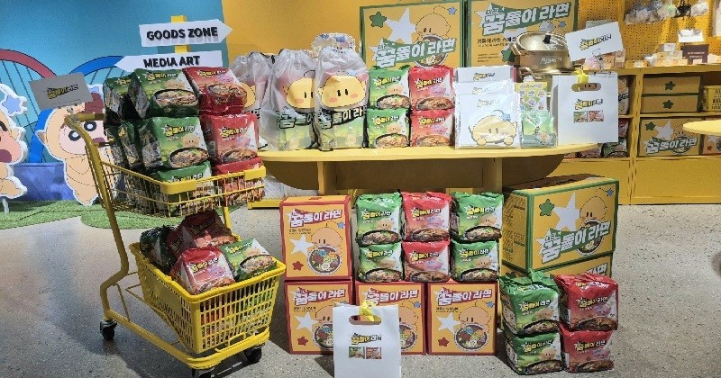 대전 동구 소제동 아트 사이트 소제에 마련한 꿈씨 캐릭터 굿즈 팝업 전시장에서 판매하고 있는 대전 꿈돌이 라면/사진=김지연 기자