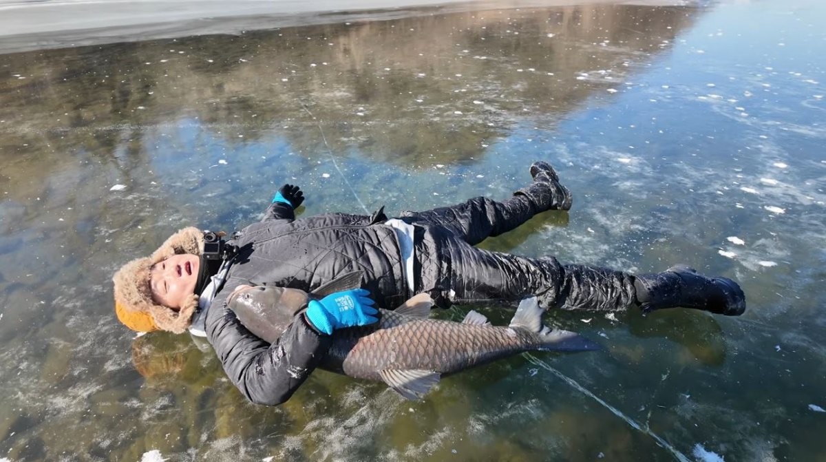 잡은 초어와 나란히 있는 사람. / 유튜브 '채니아빠'