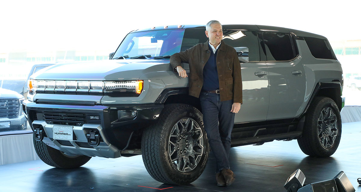 헥터 비자레알 GM 한국사업장 사장이 허머 EV 앞에서 기념 사진을 찍고 있다. / 권혁재 PD