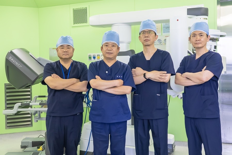 산부인과 진료과장들이 기념 촬영을 하고 있다. 왼쪽부터 홍대기(진료과장), 박영복(주임진료과장), 박훈량(진료과장), 구본상(진료과장)  / 병원 제공