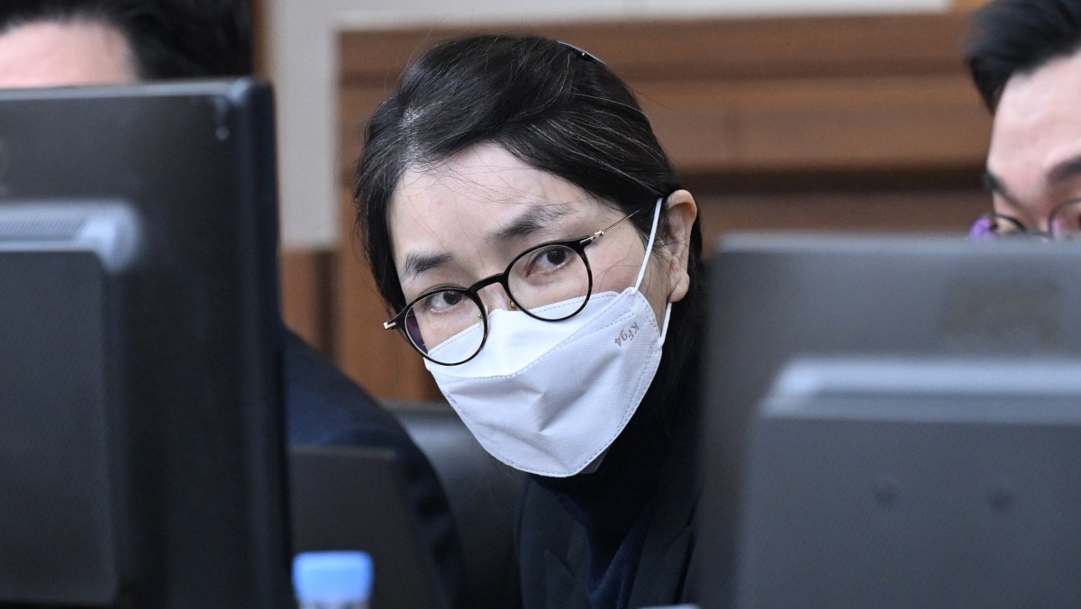 도이치모터스 주가조작과 명태균 공천개입, 통일교 청탁·뇌물 수수 의혹 혐의 등으로 구속기소 된 김건희 여사가 지난해 12월 서울 서초구 서울중앙지방법원에서 열린 자본시장법 위반 혐의 결심 공판에 출석하고 있다. / 뉴스1