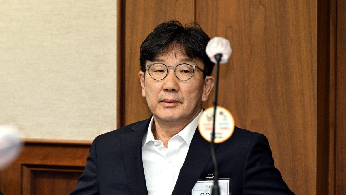 권성동 국민의힘 의원이 지난해 11월 서울 서초동 서울중앙지법에서 통일교로부터 불법 정치자금을 수수한 혐의 사건 1차 공판에 출석해 자리에 앉아 있다. / 뉴스1