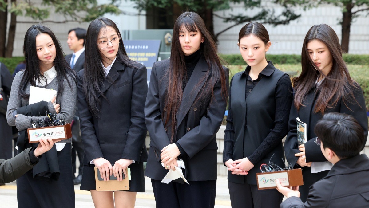 지난해 ‘기획사 지위보전 및 광고계약 체결 등 금지’ 가처분 첫 심문기일에 참석한 하니, 민지, 혜인, 해린, 다니엘 / 뉴스1