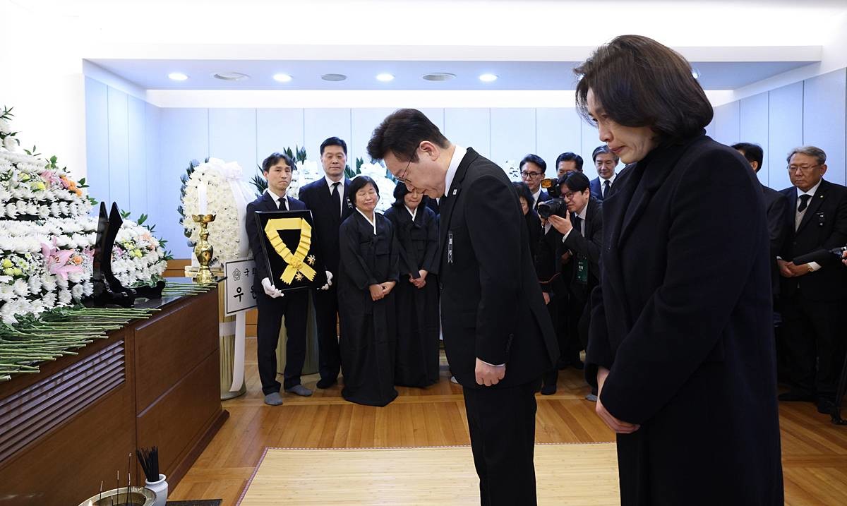 이재명 대통령과 김혜경 여사가 27일 서울 종로구 서울대학교병원 장례식장에 마련된 故 이해찬 전 국무총리(민주평화통일자문회의 수석부의장)의 빈소에서 조문을 하고 있다 / 청와대통신사진기자단, 뉴스1