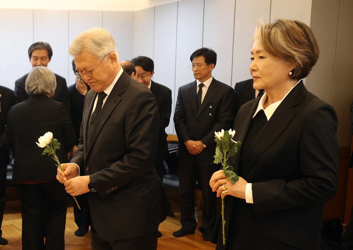 문재인 전 대통령과 김정숙 여사가 27일 오후 서울 종로구 서울대학교병원 장례식장에 마련된 고 이해찬 민주평화통일자문회의 수석부의장의 빈소를 찾아 조문하고 있다 / 뉴스1