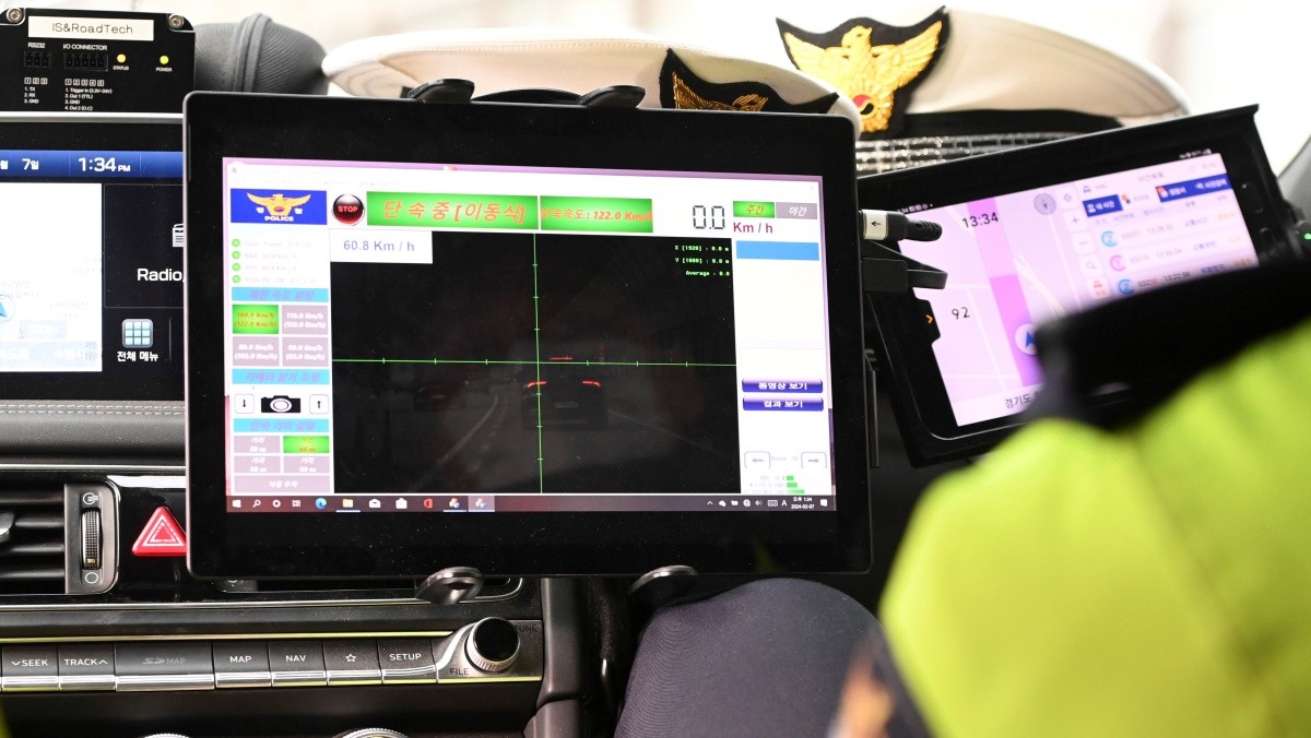 고속도로 일대에서 암행순찰차가 도로교통법 위반 차량을 단속하고 있다. / 뉴스1