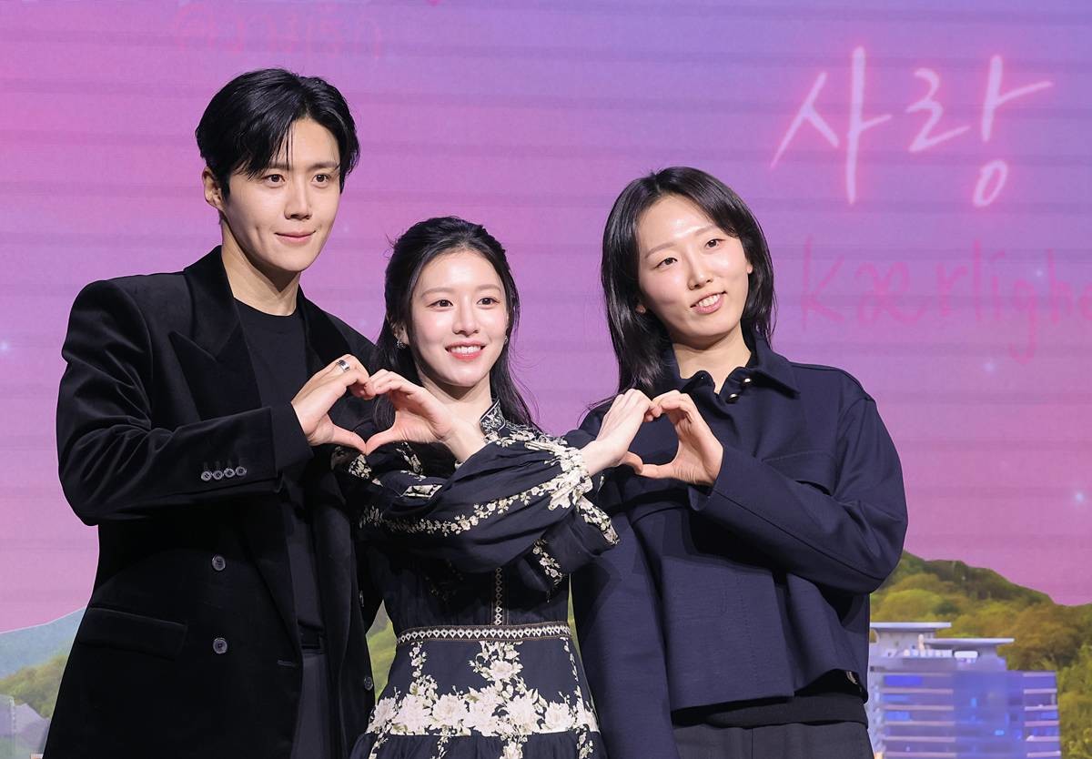 배우 김선호(왼쪽부터)와 고윤정, 유영은 감독이 지난 13일 서울 강남구 조선팰리스 서울강남에서 열린 넷플릭스 시리즈 '이 사랑 통역 되나요?' 제작발표회에 참석해 포즈를 취하고 있다. '이 사랑 통역 되나요?'는 다중언어 통역사 주호진(김선호 분)이 글로벌 톱스타 차무희(고윤정 분)의 통역을 맡게 되면서 펼쳐지는 예측불가 로맨틱 코미디다 / 뉴스1