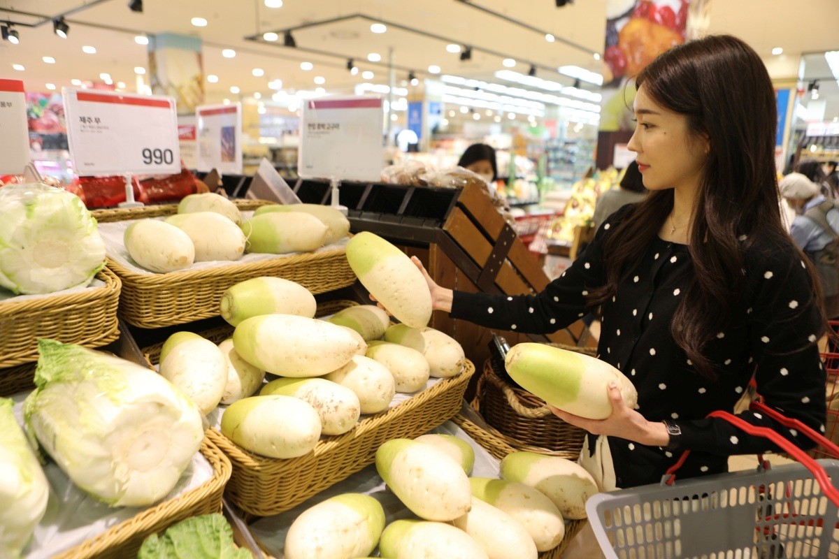 서울특별시 중구에 위치한 롯데마트 제타플렉스 서울역점에서 제주산 '상생 무'를 구매하는 고객의 모습. / 롯데마트 제공