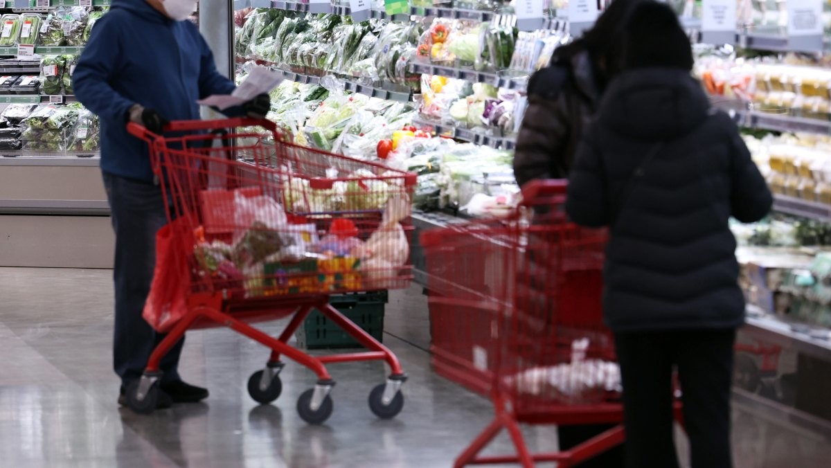 대형마트에서 장 보는 사람들 자료사진. (기사 속 내용과 직접적 연관은 없음을 밝힙니다.) / 뉴스1