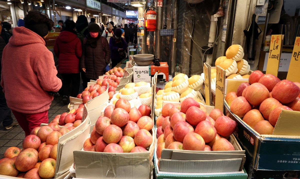 시장에서 과일을 파는 모습의 자료사진. (기사 속 내용과 직접적 연관은 없음을 밝힙니다.) / 뉴스1