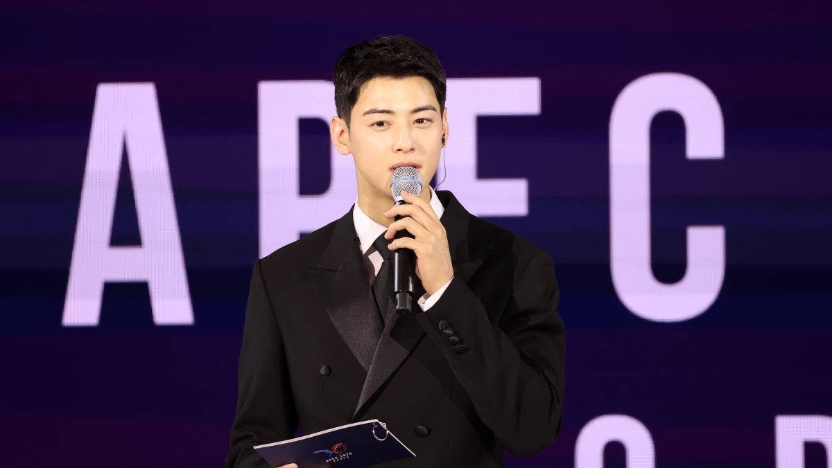 배우 차은우가 31일 경북 경주시 라한셀렉트호텔에서 열린 2025 아시아태평양경제협력체(APEC) 정상회의 환영 만찬에서 사회를 보고 있다.  / 연합뉴스