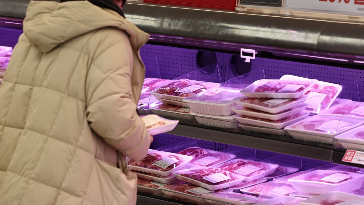 돈육 코너에서 고기를 구매하려는 사람 자료사진. (기사 속 내용과 직접적 연관은 없음을 밝힙니다.) / 뉴스1
