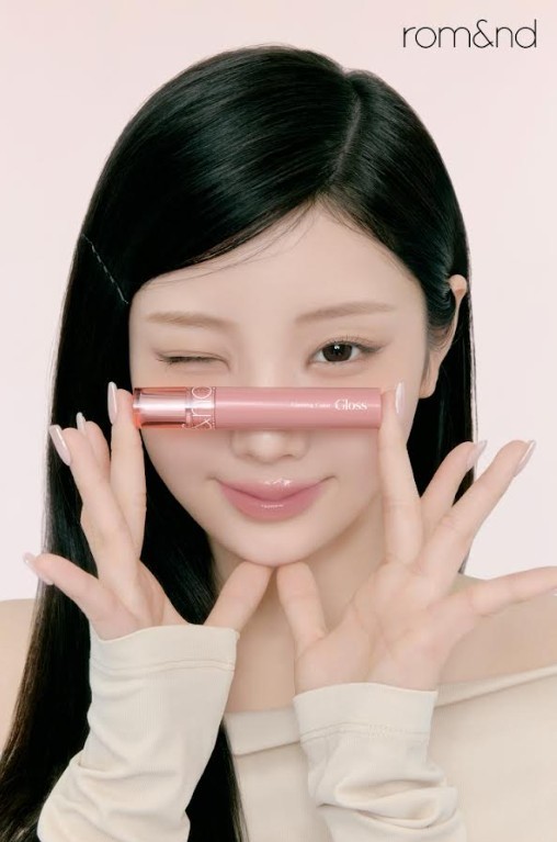 롬앤 글래스팅 컬러 글로즈_모델 아일릿 원희 / 롬앤 제공
