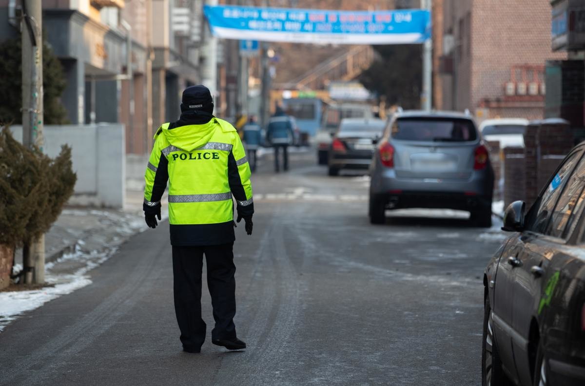 경기도 안산시내 조두순 거주지 인근에 경찰이 근무를 섰던 모습. 자료사진. / 뉴스1