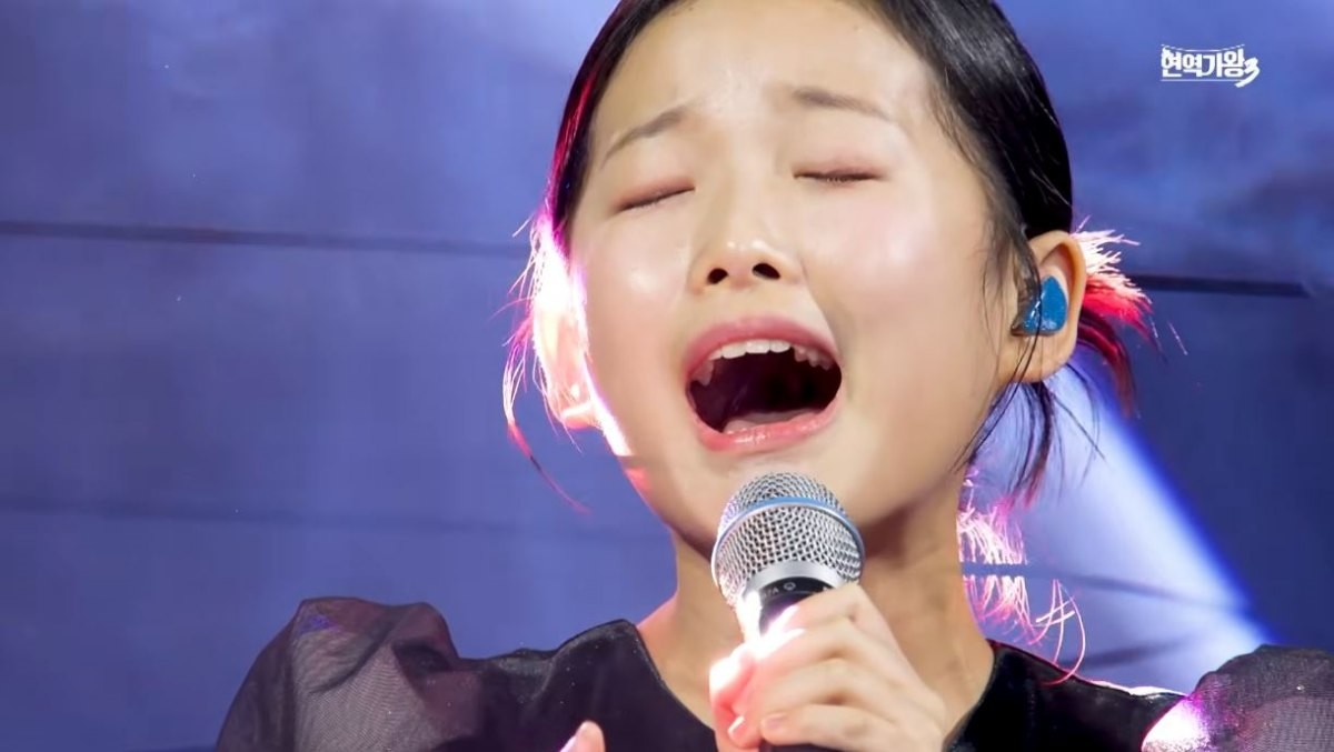 예능 프로그램 '현역가왕3' 6회서 가수 이수연이 '님은 먼 곳에'를 부르는 모습. / 유튜브 '트롯가왕'