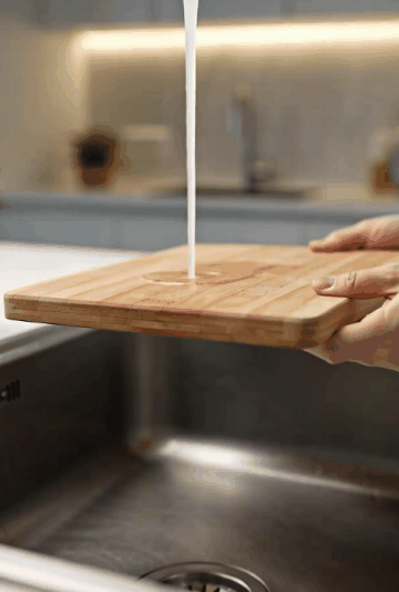 '도마를 찬물에 먼저 헹군 뒤, 그 위에 김치를 썰어보자!' 기사 내용 토대로 AI툴 활용해 제작한 GIF.