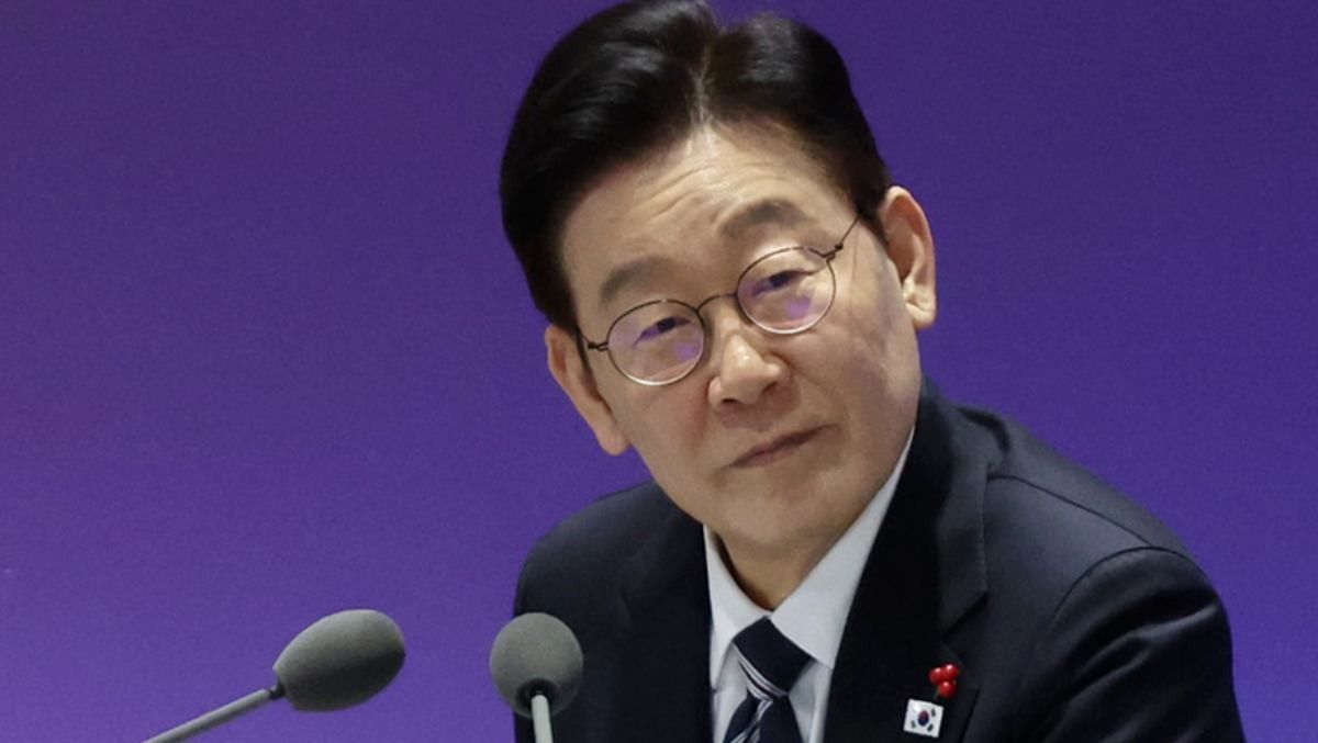 이재명 대통령이 23일 울산전시컨벤션센터에서 열린 '울산의 마음을 듣다' 타운홀미팅 간담회에서 참석자 발언을 듣고 있다. / 연합뉴스