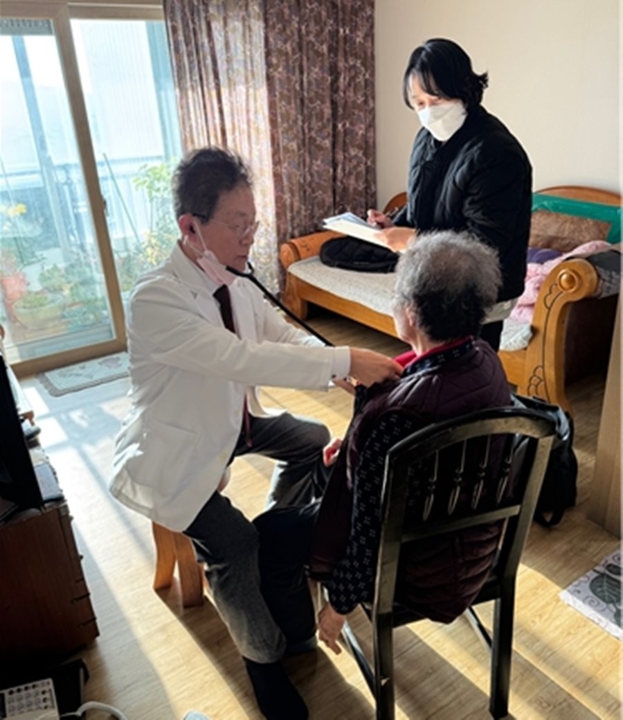 영천시 재택의료센터의 방문의료 서비스 일환으로 의료진이 어르신 가정을 방문해 진료를 하고 있다. / 영천시 제공