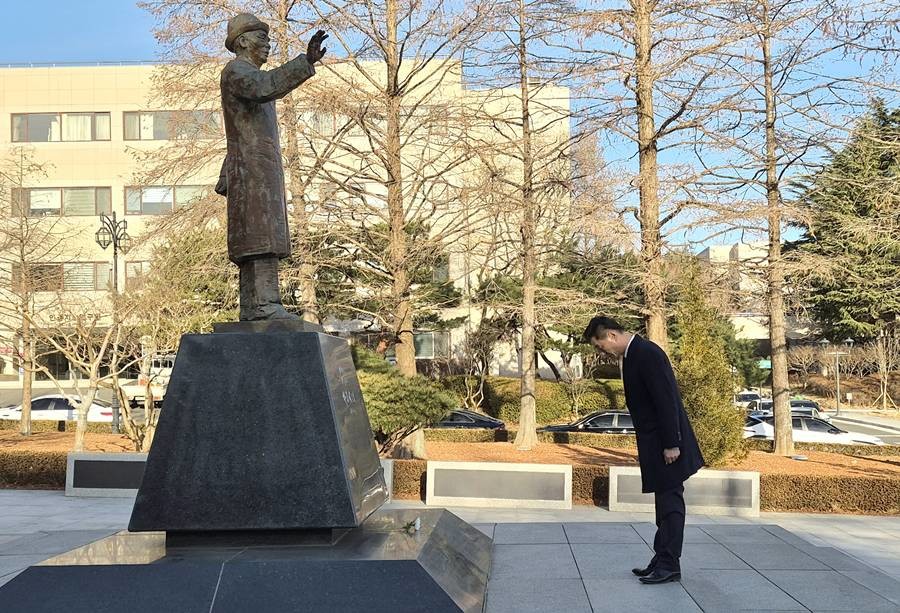 박태준동상 참배