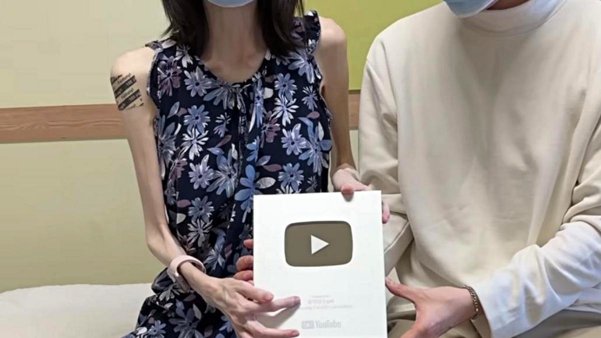 실버 버튼 받고 구독자들에게 영광을 돌린 유병장수girl. 유병장수girl 생전 모습. / 유튜브 '유병장수girl'