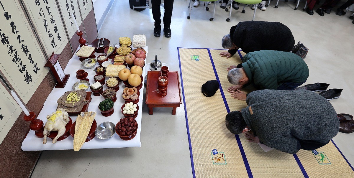 차례를 지내는 주민들 / 뉴스1