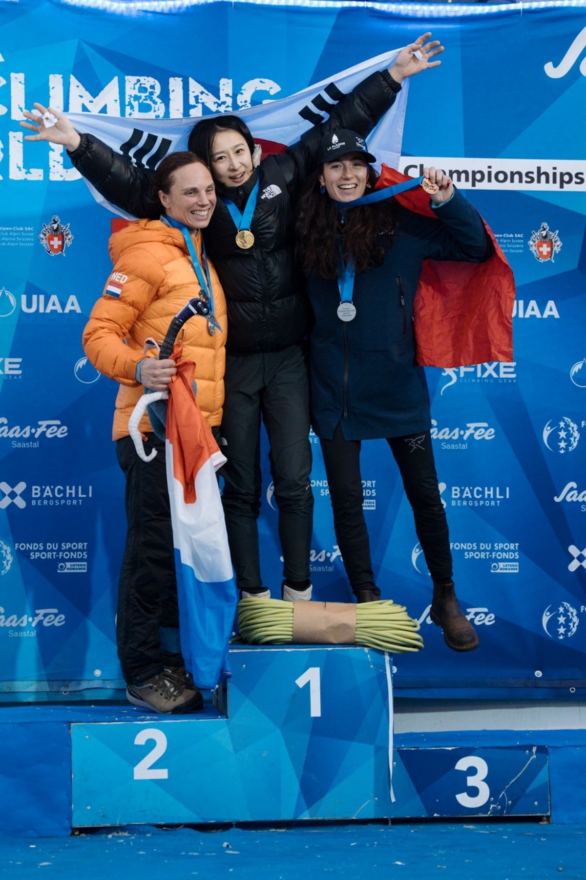 노스페이스 애슬리트팀 신운선(가운데) 선수가 ‘2026 사스페 아이스클라이밍 월드컵’에서 여자 리드 부문 우승을 차지하고 기념사진을 촬영하고 있다 / UIAA, 노스페이스 제공