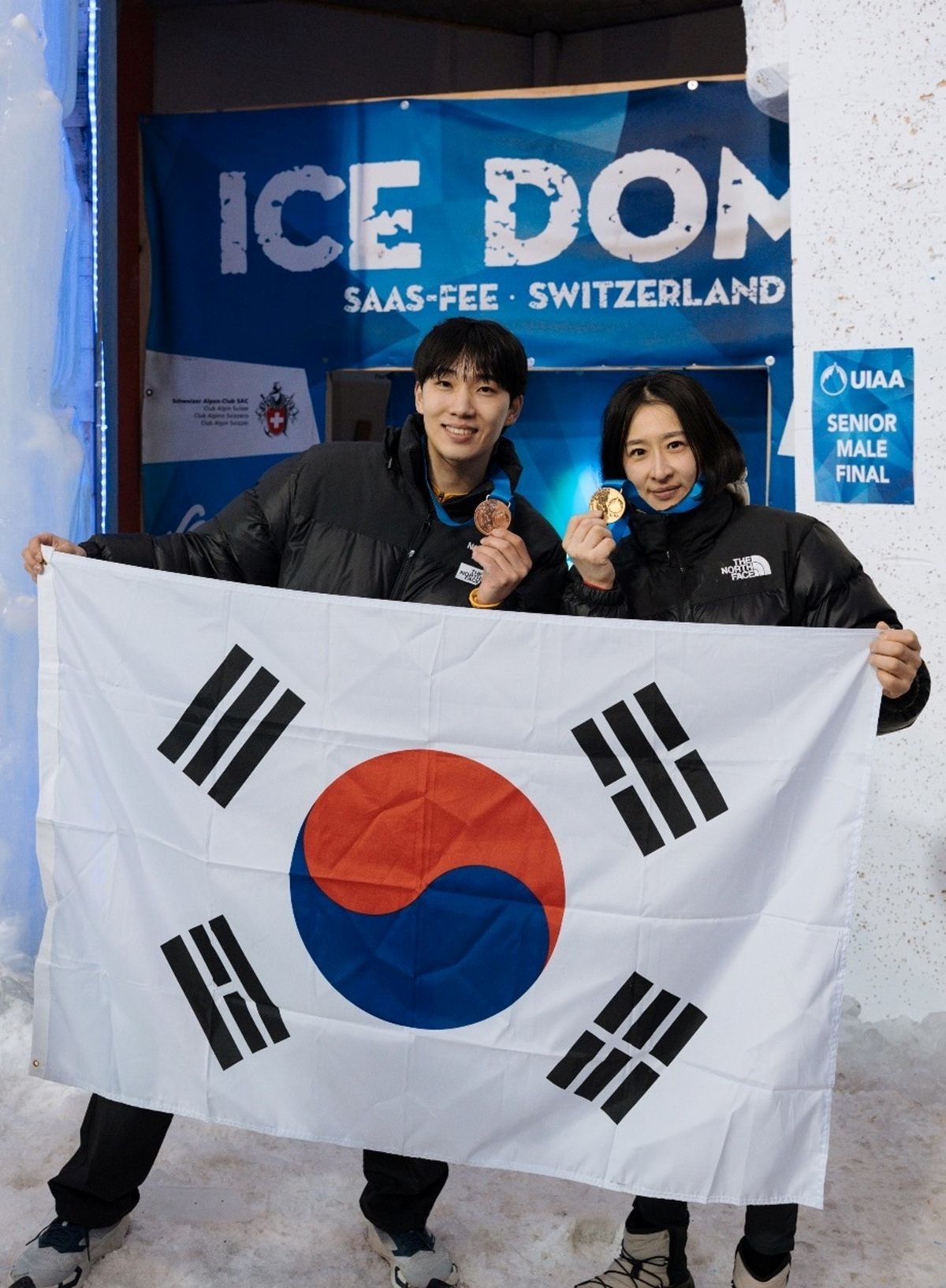 노스페이스 애슬리트팀 소속 신운선 선수(우)와 이영건 선수(좌)가 ‘2026 사스페 아이스클라이밍 월드컵’ 동반 입상한 후 기념 촬영을 하고 있다 / UIAA, 노스페이스 제공