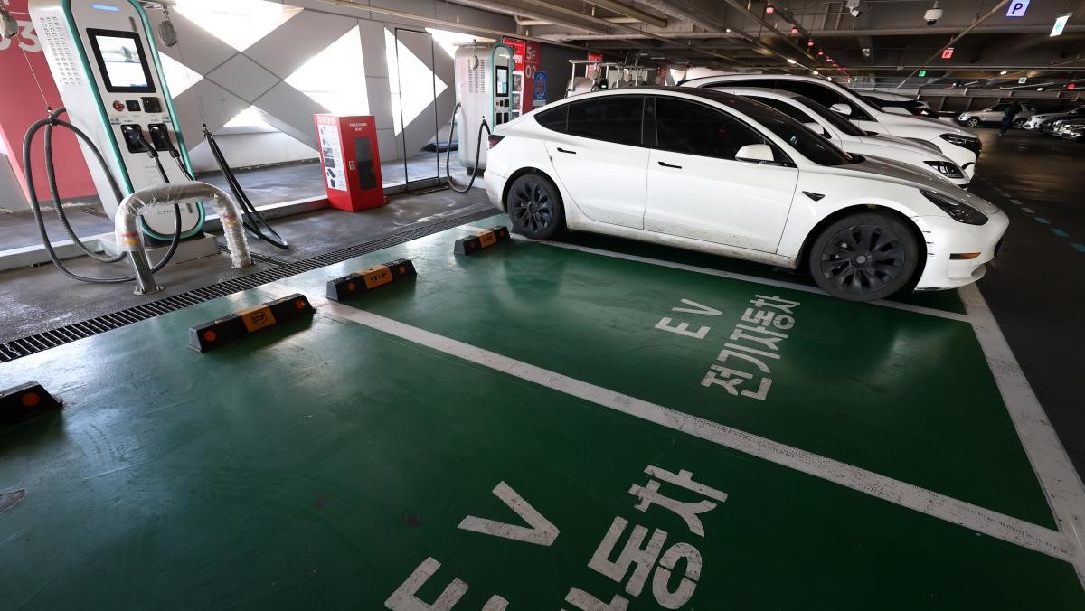 서울 한 대형마트 전기차 충전소. / 연합뉴스